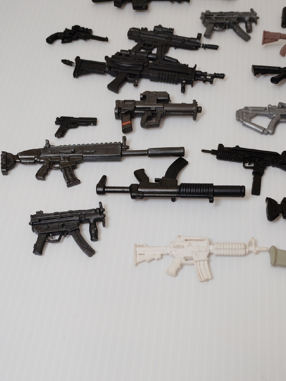 24! Military Action Figures Set - Assorted Green, Tan, White, Black And Weapons - Picture 11 of 12